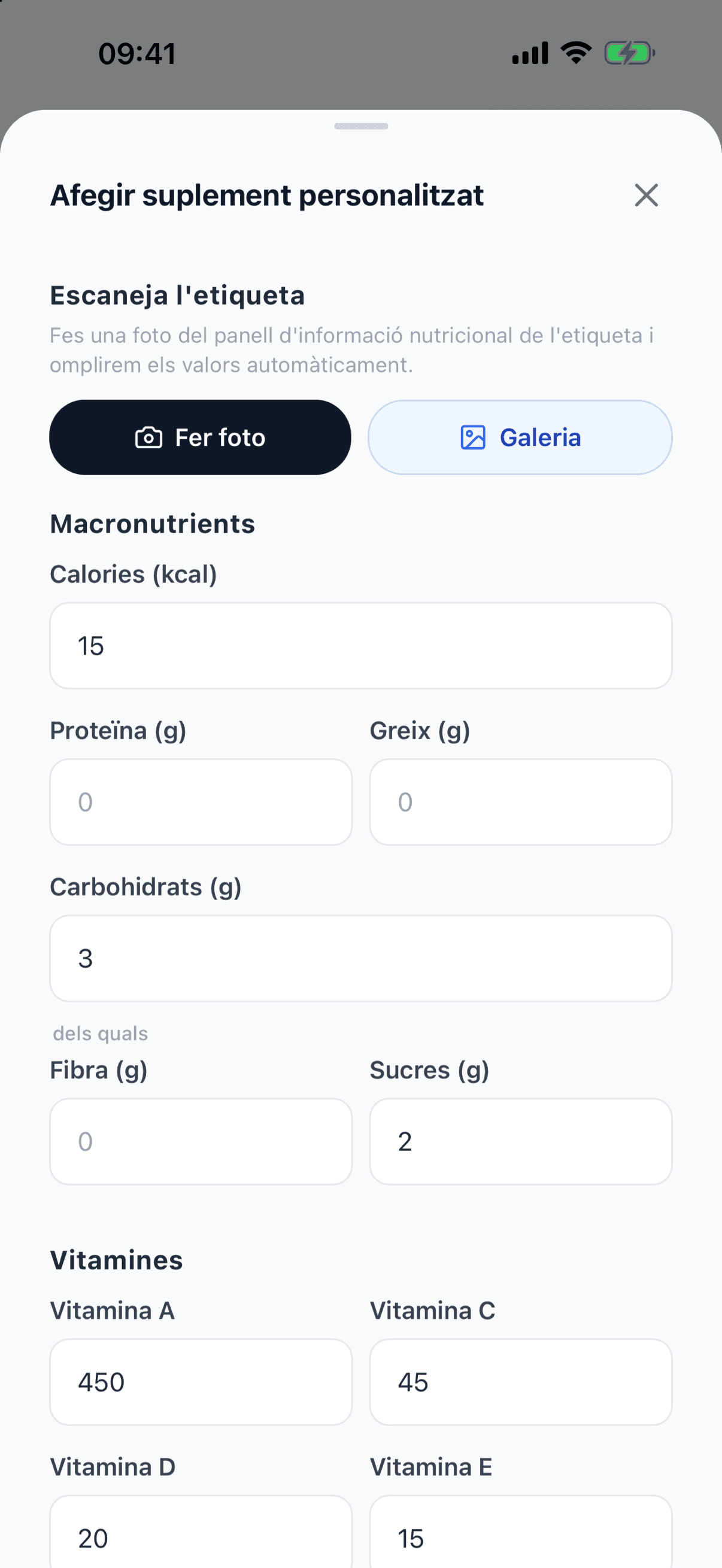 Formulari «Afegir suplement personalitzat» després d'escanejar una etiqueta: 15 kcal, 3 g de carbohidrats, 2 g de sucres i les vitamines A (450), C (45), D (20) i E (15) ja omplertes