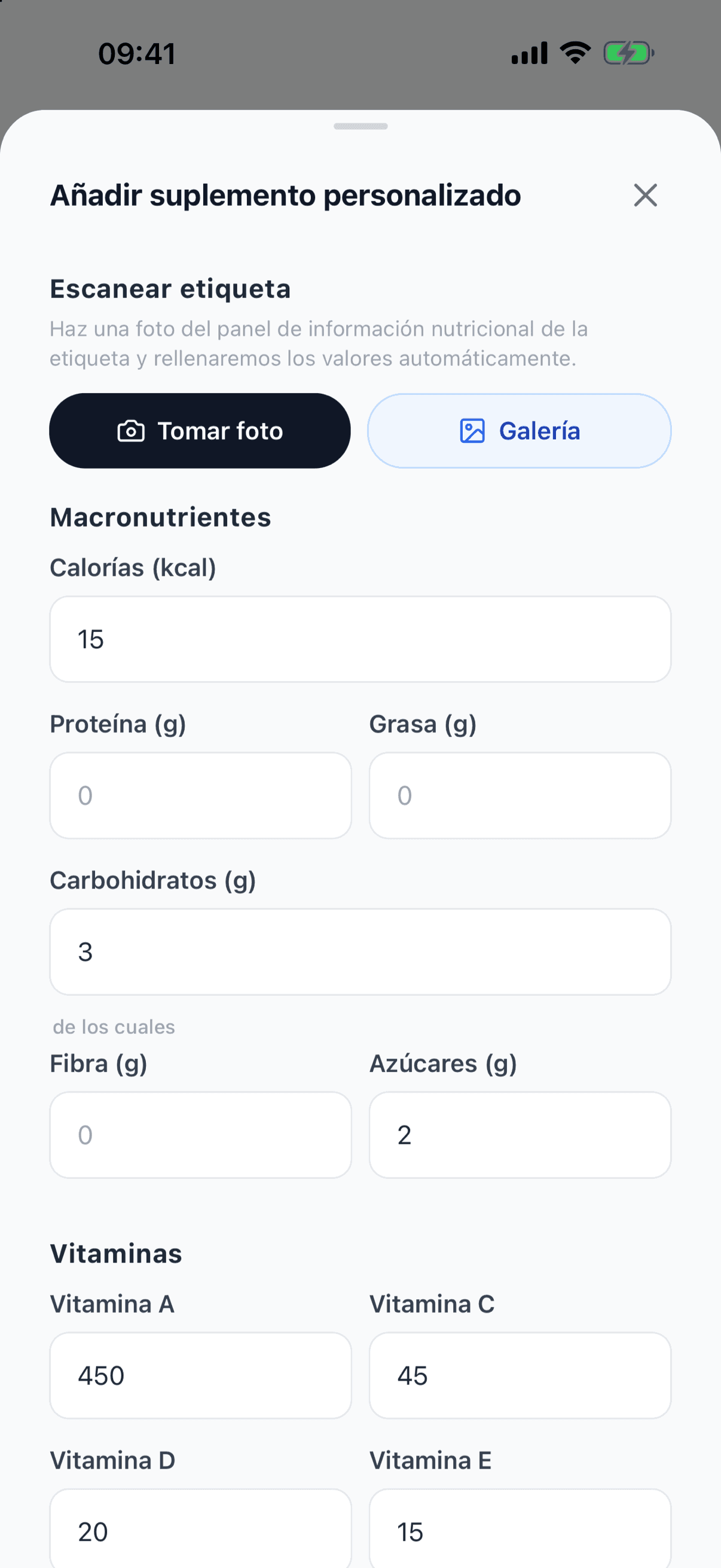 Formulario «Añadir suplemento personalizado» después de escanear una etiqueta: 15 kcal, 3 g de carbohidratos, 2 g de azúcares y las vitaminas A (450), C (45), D (20) y E (15) ya rellenadas